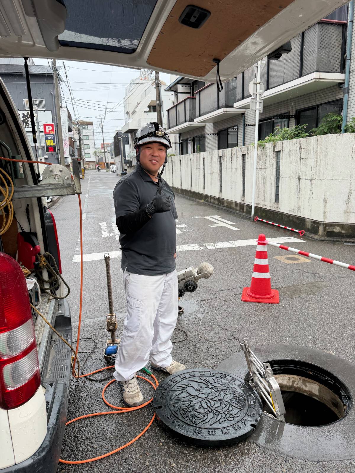 現場で笑顔を見せる社員